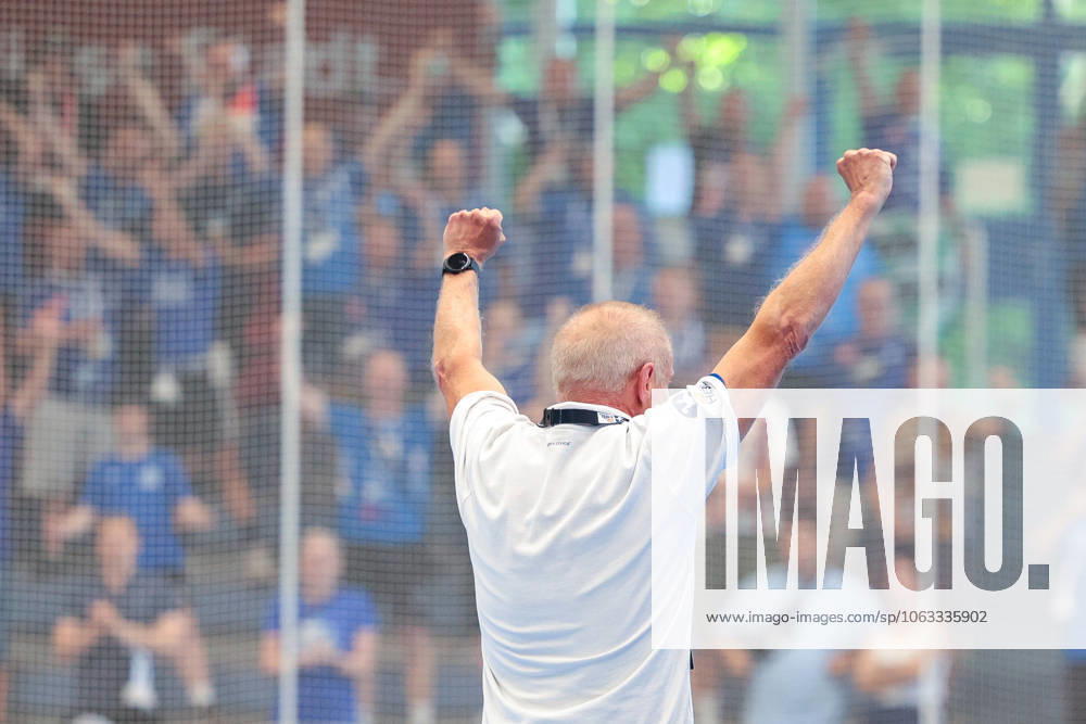 2 Handball Bundesliga, catch-up match, TuSEM Essen Dessau Rosslauer HV 06, Coach Uwe Jungandreas clenches his fists and cheers, in the background the fans cheer, Essen Sporthalle Am Hallo NRW Germany xRHR PHOTO DEx