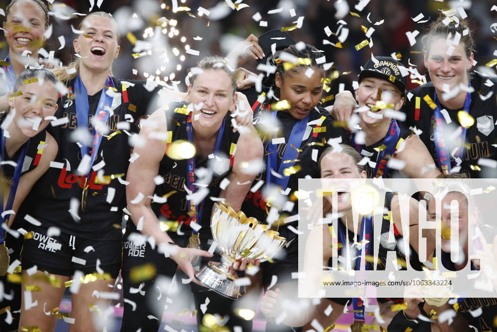 Bilder des Jahres 2025, Sport 06 Juni Players of Belgium lift the trophy during the Closing Ceremony of the FIBA Women s EuroBasket 2025 after the Final basketball match between Spain in action against of Belgium held at Peace and Friendship Stadium in Piraeus, Greece, on June 29, 2025. IMAGO ONE INCH PRODUCTIONS PIRAEUS Greece