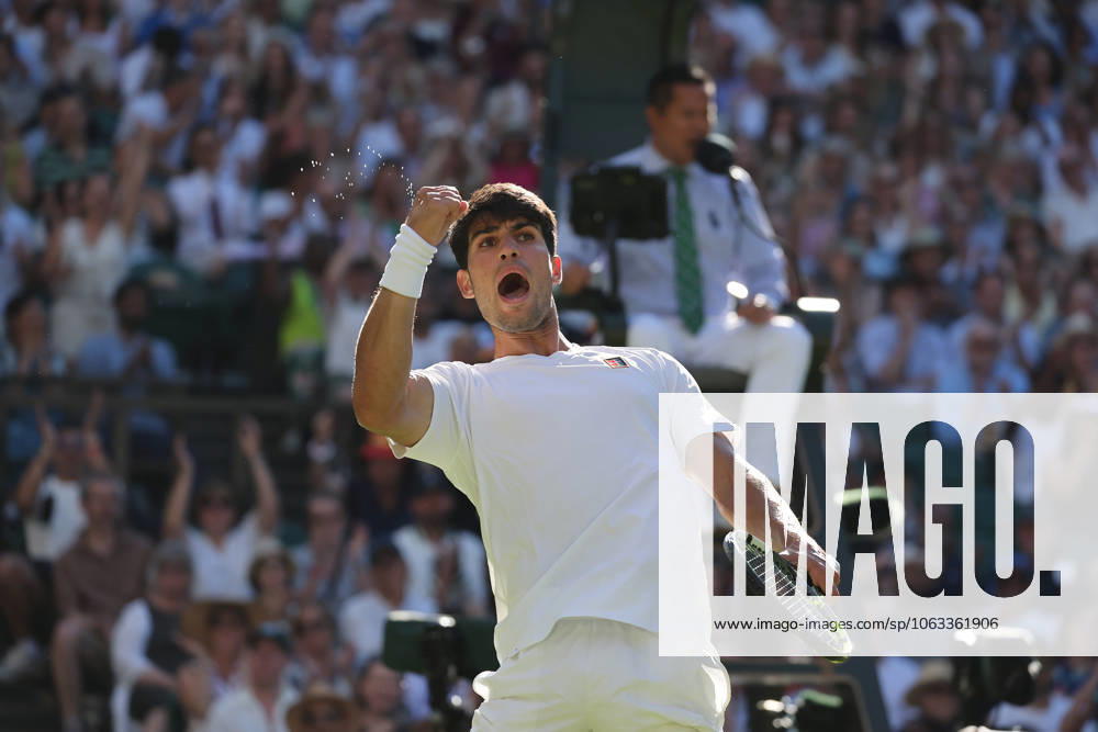 Bilder des Jahres 2025, Sport 06 Juni 30th June 2025; All England Lawn Tennis and Croquet Club, London, England; Wimbledon Tennis Tournament, Day 1; Carlos Alcaraz (ESP) celebrates towards his coaches after winning a vital game against Fabio Fognini (ITA) ActionPlus12807295 JohnxPatrickxFletcher