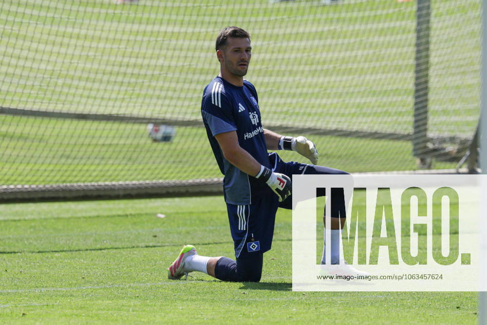 GER, ,Hamburg, HSV , 1 Bundesliga , Soccer, DFL, Hamburger SV Trainingsauftakt , am Hamburger Volksparkstadion , 02 07 2025 , v l Goalkeeper Daniel Heuer Fernandes Hamburger SV ,1 DFL regulations prohibit any use of photographs as image sequences and or quasi video