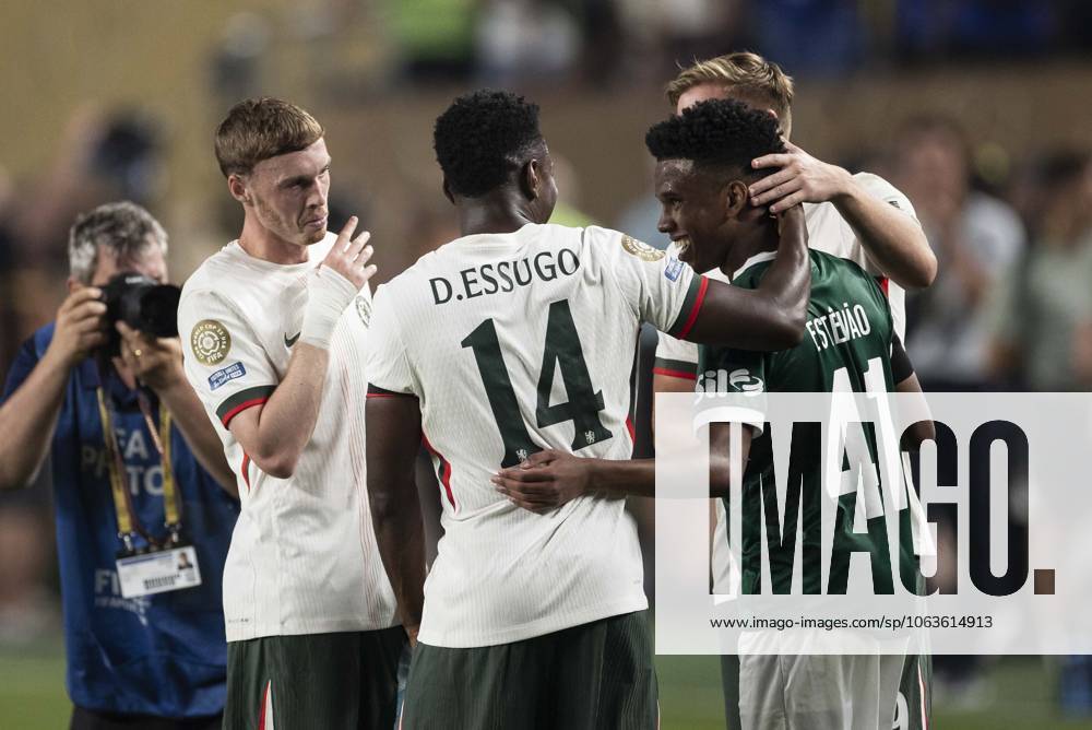 Palmeiras x Chelsea FILADéLFIA, PN - 05.07.2025: PALMEIRAS X CHELSEA - Estevao talks to Cole Palmer and Chelsea players during the Palmeiras vs Chelsea match held at Lincoln Financial Field in Philadelphia, PN. The match is valid for the Quarterfinals of the 2025 Club World Cup. (Photo: Marco Galvao Fotoarena) x2765041x MarcoxGalvao