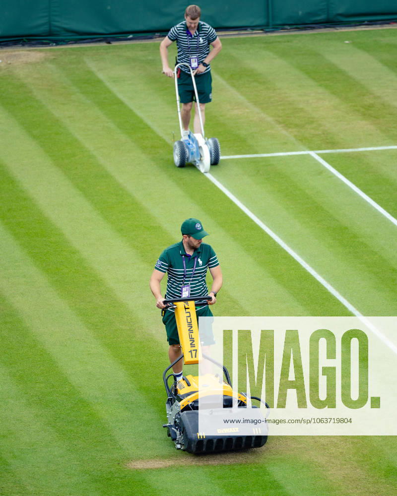 Wimbledon Championships 2025 06 Jul 2025 Early morning preparation Early morning preparation in action at the Wimbledon Championships 2025 AELTC London Church Road, Wimbledon, London, United Kingdom Wimbledon England, UK NEWSPAPERS OUT