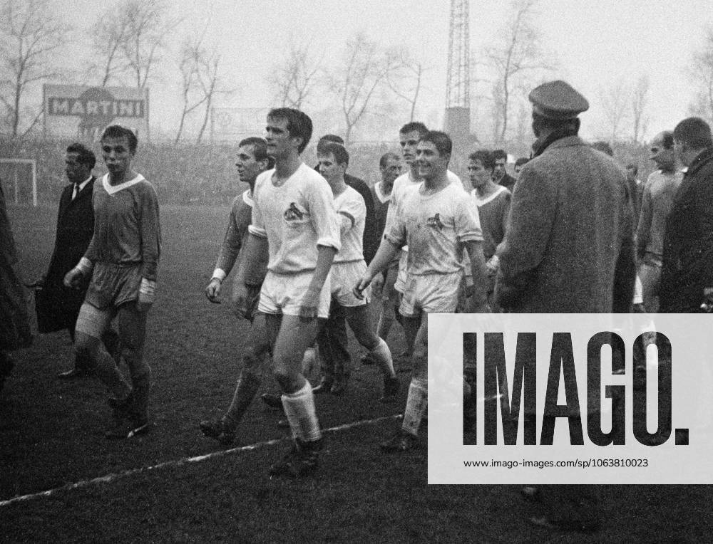 End of match, f l n r Libuda S04 , Bechmann S04 , Overath FC , Schaefer FC , Hemmersbach FC , Regh FC , Herrmann S04 ,Goalkeeper Ebert FC , Football, Bundesliga, 1964 1965, 21 11 1964, FC Schalke 04 vs 1 FC Koeln 2 3, Stadion Glueckaufkampfbahn Sixties, Sport, Soccer, Bundesliga, 1964 1965, 21 11 1964, FC Schalke 04 vs 1 FC Koeln 2 3, Stadion Glueckaufkampfbahn, players leaving, to recognize from l Reinhard Libuda S04 , Karl Heinz Bechmann S04 , Wolfgang Overath FC , Hans Schaefer FC , Matthias Hemmersbach FC , Anton Regh FC , Guenther Herrmann S04 , Goalkeeper Fritz Ebert FC , Sixties, sports, football, Bundesliga, 1964 1965, 21 11 1964, FC Schalke 04 vs 1 FC Cologne 2 3, Stadium Glueckauf Kampfbahn, players leave the field, visible f l t r Reinhard Libuda S04 , Karl Heinz Bechmann S04 , Wolfgang Overath FC , Hans Schaefer FC , Matthias Hemmersbach FC , Anton Regh FC , Guenther Herrmann S04 , goalkeeper Fritz Ebert FC