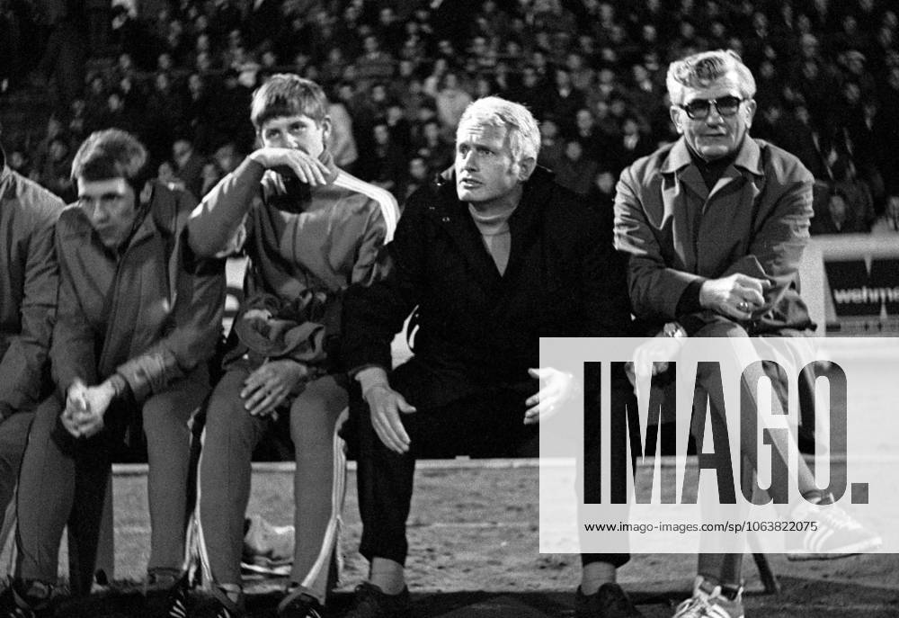 Wedaustadion in Duisburg, BVB bench, f l n r Theo Buecker, Theodor Rielaender, Helmut Bracht, head coach Hermann Lindemann, Sixties, sports, football, Bundesliga, 1969 1970, MSV Duisburg vs BVB Borussia Dortmund 0 1 Sixties, sports, football, Bundesliga, 1969 1970, MSV Duisburg vs BVB Borussia Dortmund 0 1, 07 11 1969, Wedaustadion in Duisburg, Dortmund bench, f l n r active players Theo Buecker and Theodor Rielaender, former player Helmut Bracht, head coach Hermann Lindemann, Sixties, sports, football, Bundesliga, 1969 1970, MSV Duisburg vs BVB Borussia Dortmund 0 1, 07 11 1969, Wedau Stadium in Duisburg, BVB substitutes bench, f l t r active players Theo Buecker and Theodor Rielaender, former player Helmut Bracht, head coach Hermann Lindemann