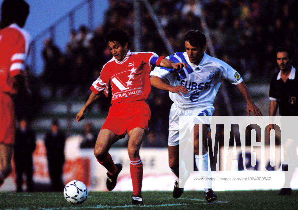 FOOTBALL - FRENCH CHAMPIONSHIP 1992 1993 - LEAGUE 1 - VALENCIENNES v OLYMIQUE MARSEILLE - 20 05 1993 - JORGE BURRUCHAGA (VAL) FRANCK SAUZEE (OM) - VALENCIENNESFrance