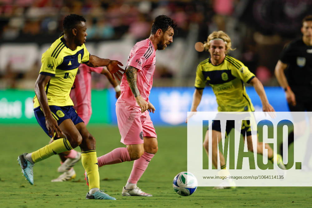 Lionel Messi (10) of Inter Miami CF controls the ball during an MLS, Fussball Herren, USA soccer match between Inter Miami CF and Nashville SC at Chase Stadium on July, 12 2025, in Fort Lauderdale, Florida Fort Lauderdale USA - ZUMAa257 20250712_zsp_a257_016