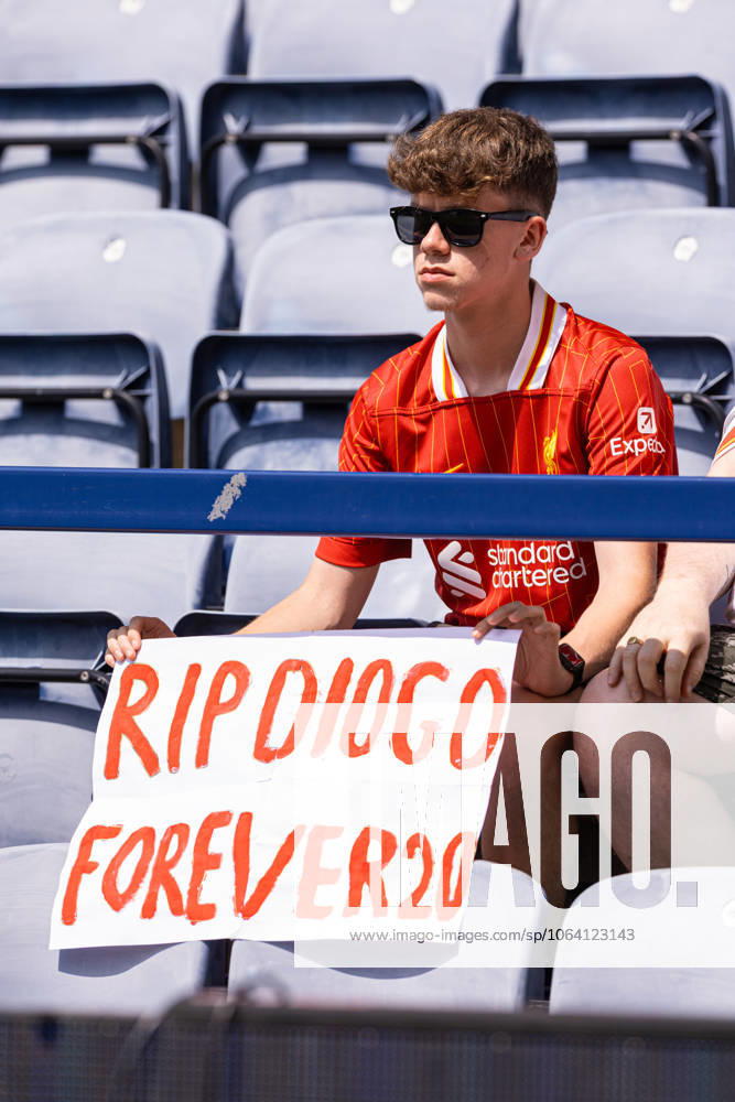 Football - Pre-Season Friendly - Preston North End FC v Liverpool FC PRESTON, ENGLAND - Sunday, July 13, 2025: Liverpool fan holding a sign saying RIP DIOGO FOREVER 20 in memory of Diogo Jota before a pre-season friendly match between Preston North End FC and Liverpool FC at Deepdale. (Photo by David Rawcliffe Propaganda) PRESTON Deepdale LANCASHIRE ENGLAND