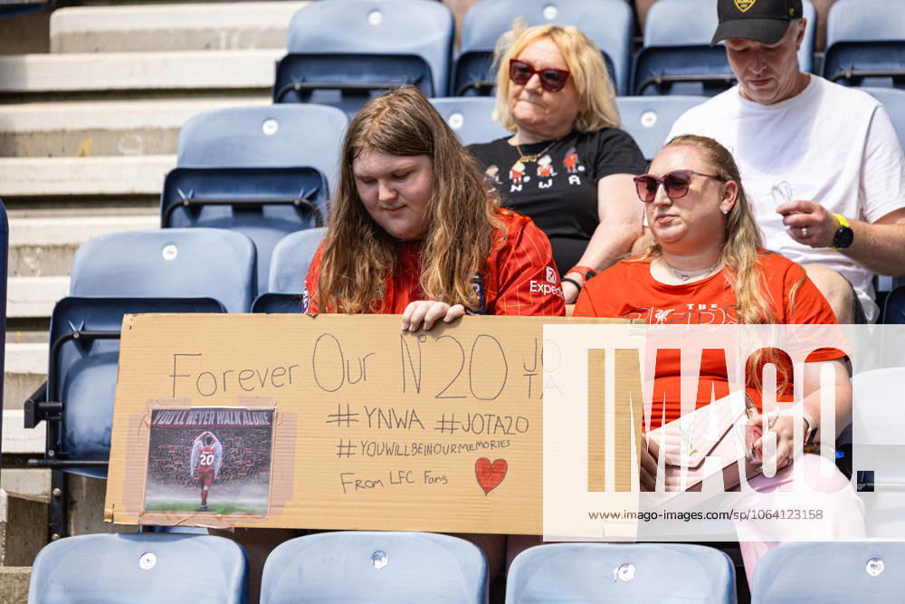 Football - Pre-Season Friendly - Preston North End FC v Liverpool FC PRESTON, ENGLAND - Sunday, July 13, 2025: Liverpool fan holding a sign in memory of Diogo Jota before a pre-season friendly match between Preston North End FC and Liverpool FC at Deepdale. (Photo by David Rawcliffe Propaganda) PRESTON Deepdale LANCASHIRE ENGLAND