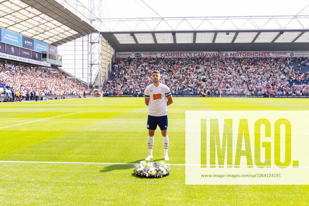 Football - Pre-Season Friendly - Preston North End FC v Liverpool FC PRESTON, ENGLAND - Sunday, July 13, 2025: Preston North End s captain Ben Whiteman lays a wreath in front of the Liverpool away fans in memory of Diogo Jota and Andre Silva before a pre-season friendly between Preston North End and Liverpool at Deepdale. (Photo by David Rawcliffe Propaganda) PRESTON Deepdale LANCASHIRE ENGLAND