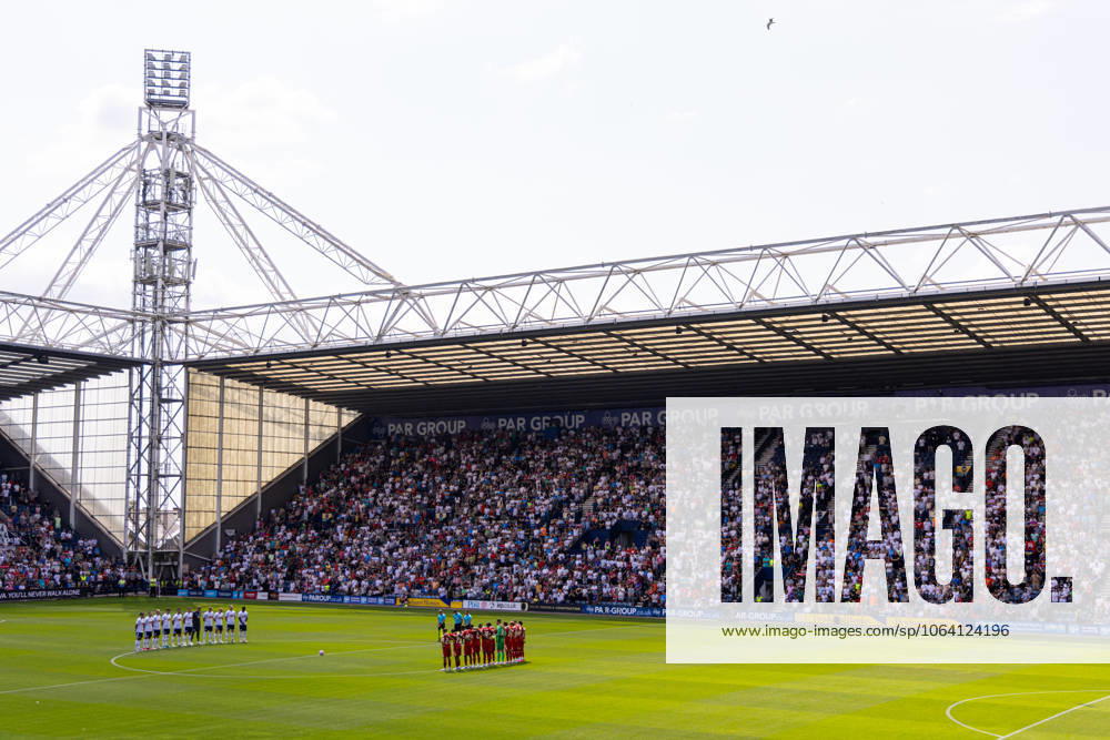 Football - Pre-Season Friendly - Preston North End FC v Liverpool FC PRESTON, ENGLAND - Sunday, July 13, 2025: Preston North End and Liverpool FC players line up for a minute silence in memory of Diogo Jota and Andre Silva before a pre-season friendly between Preston North End and Liverpool at Deepdale. (Photo by David Rawcliffe Propaganda) PRESTON Deepdale LANCASHIRE ENGLAND
