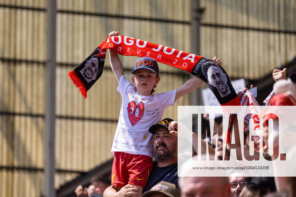 Football - Pre-Season Friendly - Preston North End FC v Liverpool FC PRESTON, ENGLAND - Sunday, July 13, 2025: Liverpool fan holding up a Diogo Jota before a pre-season friendly match between Preston North End FC and Liverpool FC at Deepdale. (Photo by David Rawcliffe Propaganda) PRESTON Deepdale LANCASHIRE ENGLAND