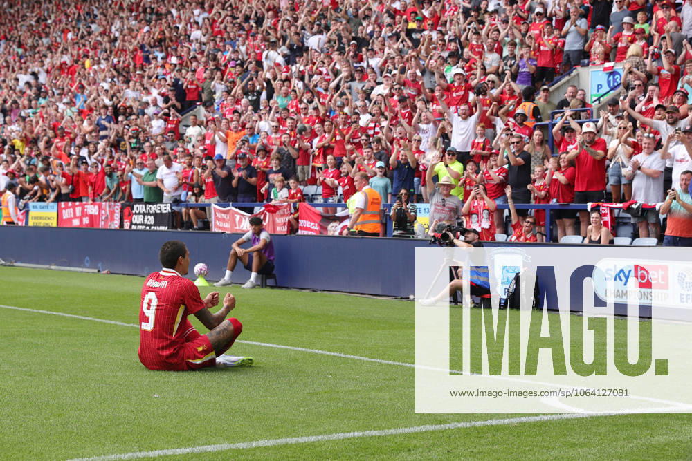 Fußball Freundschaftsspiel vor der Saison Preston North End gegen Liverpool 13. Juli 2025 Freundschaftsspiel vor der Saison Preston North End gegen Liverpool Darwin Nunez von Liverpool feiert nach seinem 2. Tor mit einem Tribut an seinen ehemaligen Teamkollegen Diogo Jota Foto Simon Stacpoole Abseits Preston UK
