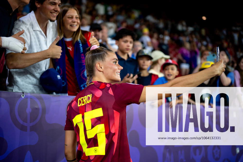 Selina Cerci Germany, 15 takes selfies with the fans, SUI, Sweden vs Germany, Football, UEFA Womens Euro 2025, Group C, Matchday 3, Season 2024 2025, 12 07 2025 SUI, Sweden vs Germany, Football, UEFA Womens Euro 2025, Group C, Matchday 3, Season 2024 2025, 12 07 2025 Zurich