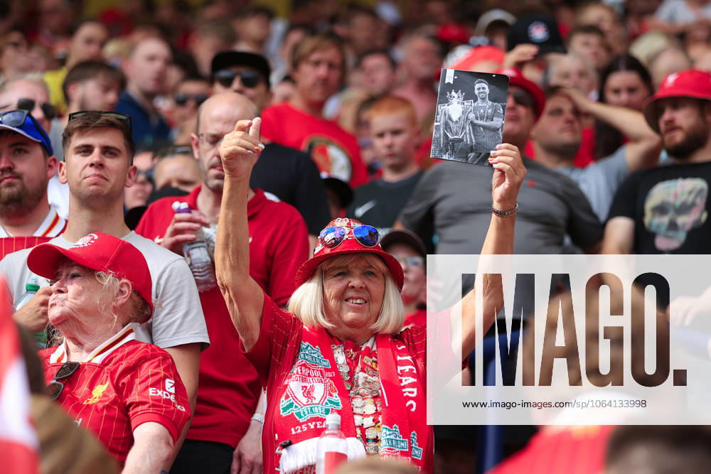 Fußball Vor-Saison-Freundschaftsspiel Preston North End gegen Liverpool 13. Juli 2025 Vor-Saison-Freundschaftsspiel Preston North End gegen Liverpool Ein Liverpool-Fan hält ein Exemplar des Spieltagsprogramms hoch, das dem verstorbenen Diogo Jota gewidmet ist Foto Simon Stacpoole Offside Preston UK