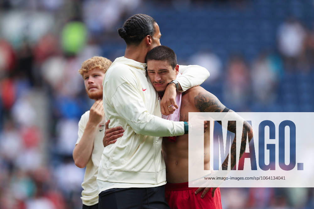 Fußball Vor-Saison-Freundschaftsspiel Preston North End gegen Liverpool 13. Juli 2025 Vor-Saison-Freundschaftsspiel Preston North End gegen Liverpool Virgil van Dijk von Liverpool umarmt Teamkollege Darwin Nunez von Liverpool nach dem Spiel Foto Simon Stacpoole Abseits Preston UK