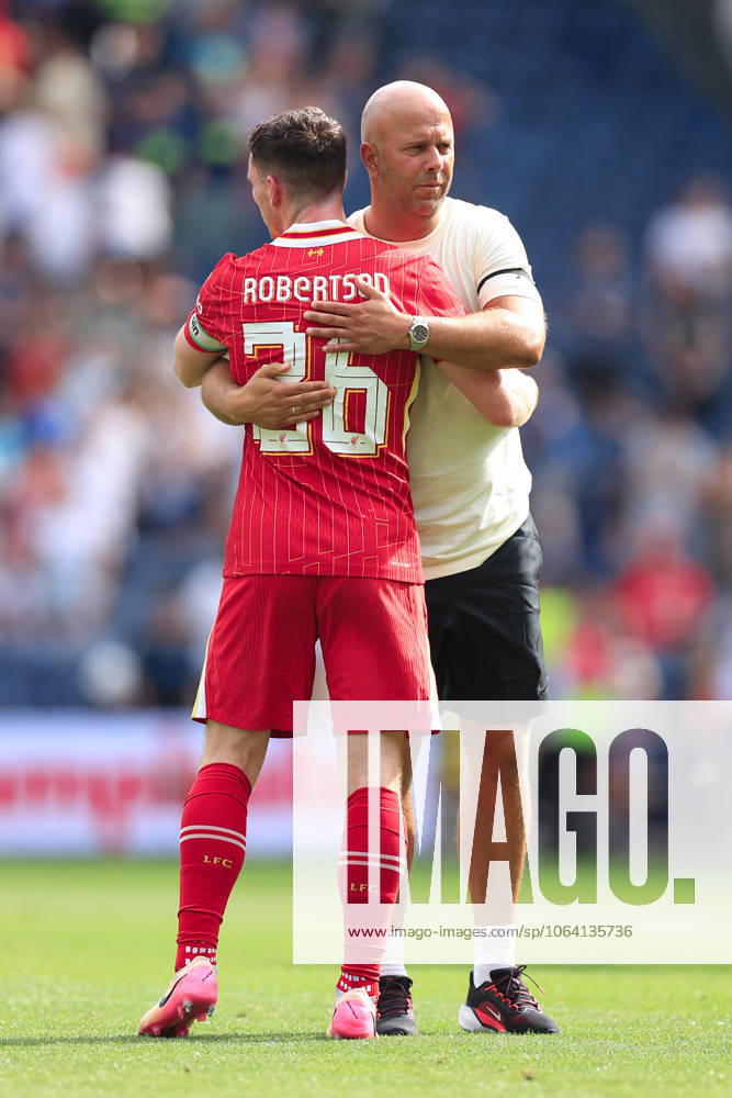 Fußball Vorsaison-Freundschaftsspiel Preston North End gegen Liverpool 13. Juli 2025 Vorsaison-Freundschaftsspiel Preston North End gegen Liverpool Liverpool-Manager Arne Slot umarmt Andrew Robertson von Liverpool nach dem Spiel Foto Simon Stacpoole Abseits Preston UK