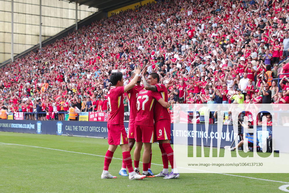 Fußball Vorsaison-Freundschaftsspiel Preston North End gegen Liverpool 13. Juli 2025 Vorsaison-Freundschaftsspiel Preston North End gegen Liverpool Darwin Nunez von Liverpool R jubelt nach seinem 2. Tor Foto Simon Stacpoole Abseits Preston UK