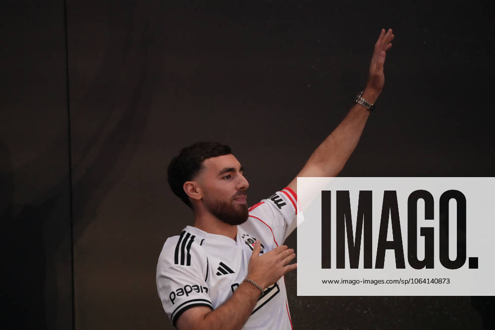 Besiktass new signing from Benfica, Orkun Kokcu, signed his contract at a ceremony held at Tupras Stadium in front of 20,000 fans in Istanbul Turkey on July 13 , 2025. The Turkish national team, Nationalteam player Orkun Kokcu said, All I ask from you is to support my teammates, our coach, our president, and me. Lets win trophies, lets win championships. Istanbul Turkey