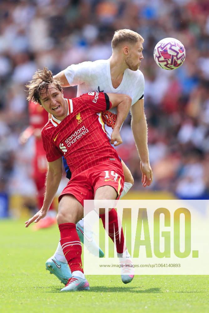 Fußball Vorsaison-Freundschaftsspiel Preston North End gegen Liverpool 13. Juli 2025 Vorsaison-Freundschaftsspiel Preston North End gegen Liverpool Federico Chiesa von Liverpool kämpft mit Lewis Gibson von Preston North End Foto Simon Stacpoole Abseits Preston UK