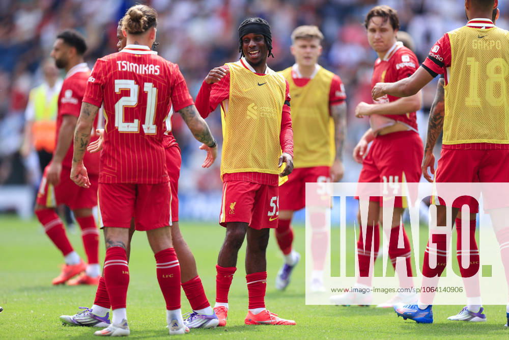 Fußball Vor-Saison-Freundschaftsspiel Preston North End gegen Liverpool 13. Juli 2025 Vor-Saison-Freundschaftsspiel Preston North End gegen Liverpool Jeremie Frimpong von Liverpool grüßt seine Mannschaftskameraden Foto Simon Stacpoole Offside Preston UK