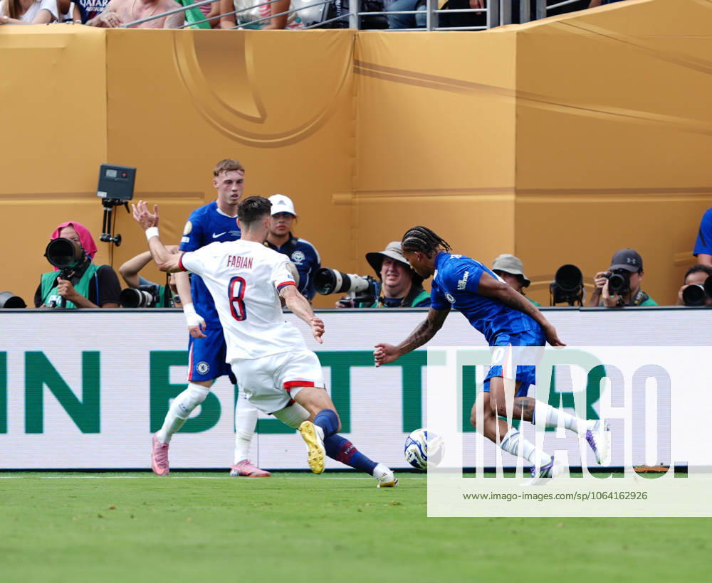 Medal ceremony for players of chelsea and psg :fifa club world cup 2925. (spo) medal ceremony for players of chelsea and psg :fifa club world cup 2925. July 13, 2025, new jersey, usa: medal ceremony of finalists of fifa club world cup 2025 presented by us president donald trump and fifa president gianni infantino after soccer match between chelsea and psg valid for the finals of fifa club world cup 2025 at metlife stadium in new jersey. Chelsea won 3-0. (Foto: Briant Mendez Thenews2 imago images) SPO