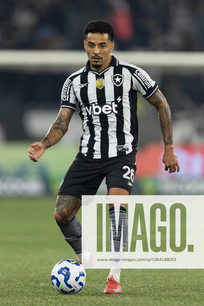 Rio de Janeiro, Rio de Janeiro, BRA: RIO DE JANEIRO, BRAZIL - JULY 16: GREGORE of Botafogo kicks the ball during the match between Botafogo and Vitoria as part of Brasileirao 2025 at Estadio Olimpico Nilton Santos on July 16, 2025 in Rio de Janeiro, Brazil. Rio de Janeiro BRA - ZUMAc227 20250716_zsp_c227_001