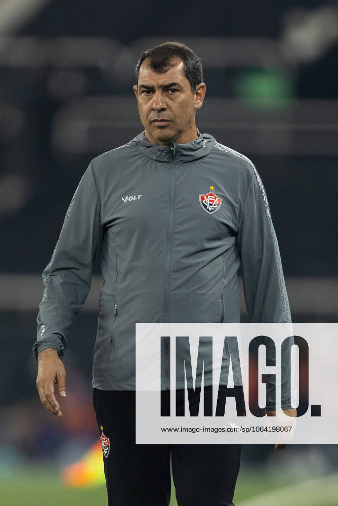 Soccer - Brasileirao 2025 - Botafogo 0:0 Vitoria RIO DE JANEIRO, BRAZIL - JULY 16: FABIO CARILLE, Head Coach of Vitoria, looks on during the match between Botafogo and Vitoria as part of Brasileirao 2025 at Estadio Olimpico Nilton Santos on July 16, 2025 in Rio de Janeiro, Brazil. Rio de Janeiro Estadio Olimpico Nilton Santos Brazil