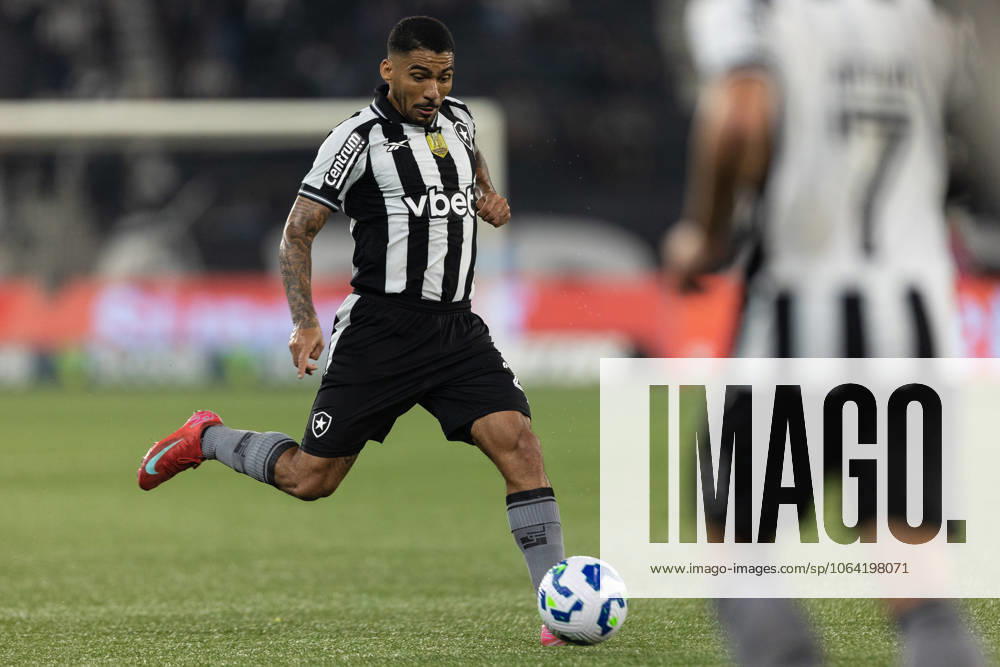 Soccer - Brasileirao 2025 - Botafogo 0:0 Vitoria RIO DE JANEIRO, BRAZIL - JULY 16: ALLAN of Botafogo kicks the ball during the match between Botafogo and Vitoria as part of Brasileirao 2025 at Estadio Olimpico Nilton Santos on July 16, 2025 in Rio de Janeiro, Brazil. Rio de Janeiro Estadio Olimpico Nilton Santos Brazil