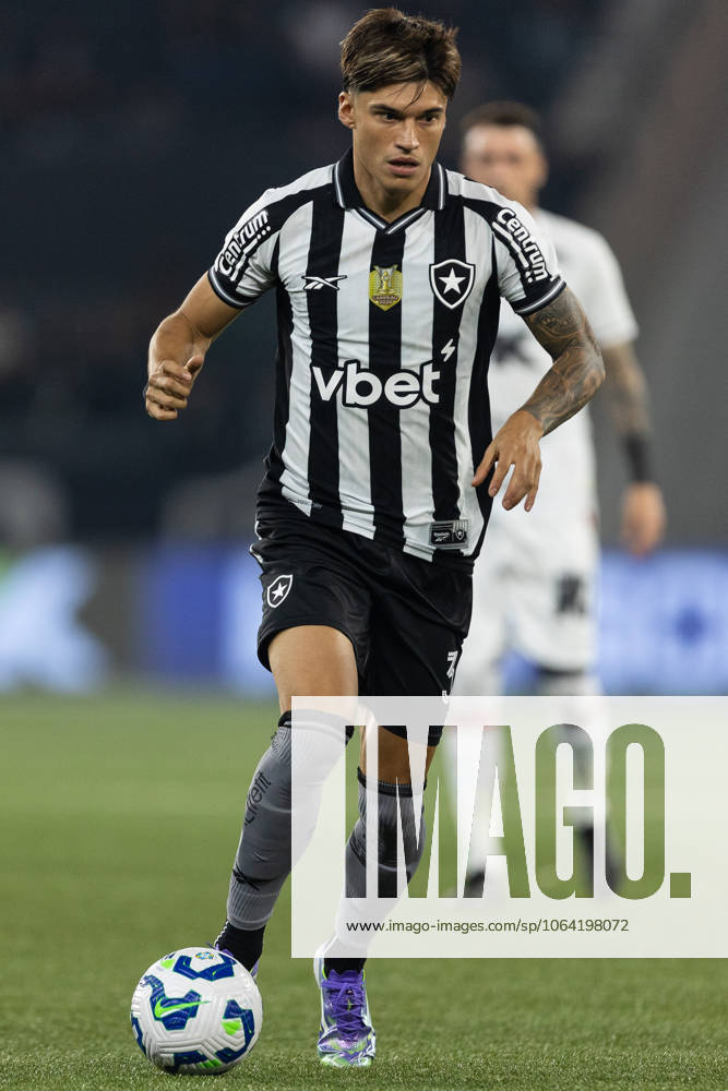 Soccer - Brasileirao 2025 - Botafogo 0:0 Vitoria RIO DE JANEIRO, BRAZIL - JULY 16: JOAQUIN CORREA of Botafogo controls the ball during the match between Botafogo and Vitoria as part of Brasileirao 2025 at Estadio Olimpico Nilton Santos on July 16, 2025 in Rio de Janeiro, Brazil. Rio de Janeiro Estadio Olimpico Nilton Santos Brazil