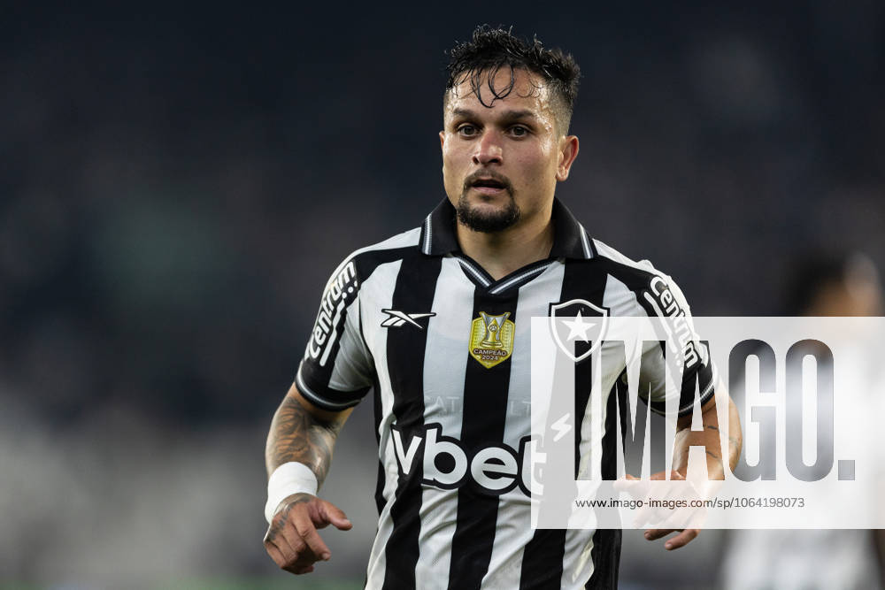 Soccer - Brasileirao 2025 - Botafogo 0:0 Vitoria RIO DE JANEIRO, BRAZIL - JULY 16: ARTUR of Botafogo looks on during the match between Botafogo and Vitoria as part of Brasileirao 2025 at Estadio Olimpico Nilton Santos on July 16, 2025 in Rio de Janeiro, Brazil. Rio de Janeiro Estadio Olimpico Nilton Santos Brazil
