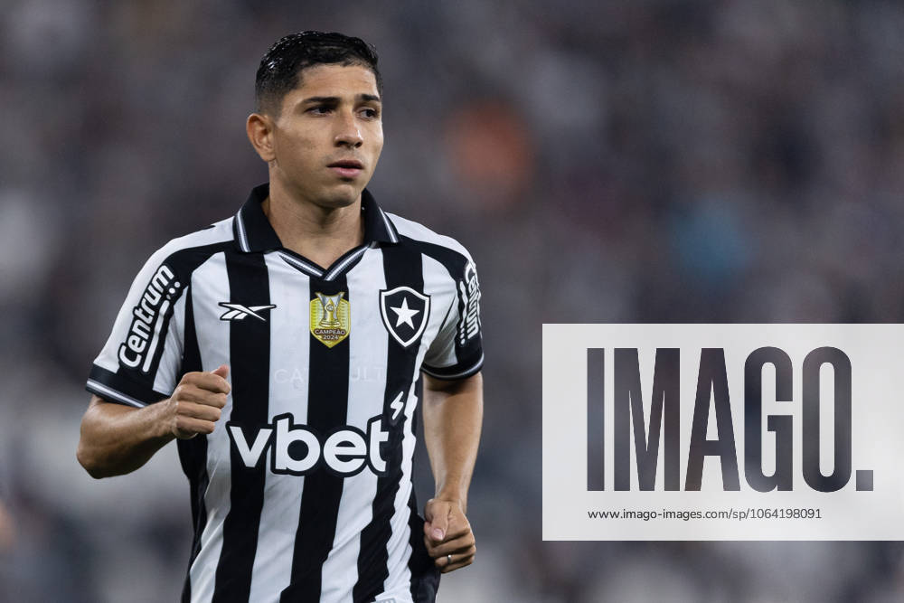 Soccer - Brasileirao 2025 - Botafogo 0:0 Vitoria RIO DE JANEIRO, BRAZIL - JULY 16: JEFFERSON SAVARINO of Botafogo looks on during the match between Botafogo and Vitoria as part of Brasileirao 2025 at Estadio Olimpico Nilton Santos on July 16, 2025 in Rio de Janeiro, Brazil. Rio de Janeiro Estadio Olimpico Nilton Santos Brazil