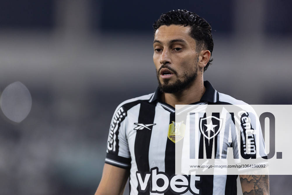 Soccer - Brasileirao 2025 - Botafogo 0:0 Vitoria RIO DE JANEIRO, BRAZIL - JULY 16: ALEX TELLES of Botafogo looks on during the match between Botafogo and Vitoria as part of Brasileirao 2025 at Estadio Olimpico Nilton Santos on July 16, 2025 in Rio de Janeiro, Brazil. Rio de Janeiro Estadio Olimpico Nilton Santos Brazil