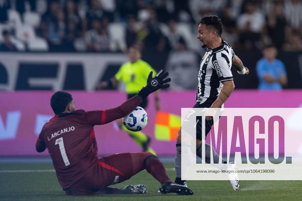 Soccer - Brasileirao 2025 - Botafogo 0:0 Vitoria RIO DE JANEIRO, BRAZIL - JULY 16: ARTHUR of Botafogo kicks the ball during the match between Botafogo and Vitoria as part of Brasileirao 2025 at Estadio Olimpico Nilton Santos on July 16, 2025 in Rio de Janeiro, Brazil. Rio de Janeiro Estadio Olimpico Nilton Santos Brazil