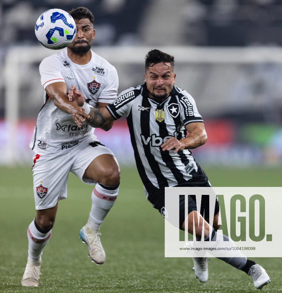 Soccer - Brasileirao 2025 - Botafogo 0:0 Vitoria RIO DE JANEIRO, BRAZIL - JULY 16: ARTHUR of Botafogo fights for the ball during the match between Botafogo and Vitoria as part of Brasileirao 2025 at Estadio Olimpico Nilton Santos on July 16, 2025 in Rio de Janeiro, Brazil. Rio de Janeiro Estadio Olimpico Nilton Santos Brazil