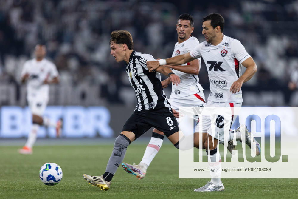 Soccer - Brasileirao 2025 - Botafogo 0:0 Vitoria RIO DE JANEIRO, BRAZIL - JULY 16: ALVARO MONTORO of Botafogo fights for the ball during the match between Botafogo and Vitoria as part of Brasileirao 2025 at Estadio Olimpico Nilton Santos on July 16, 2025 in Rio de Janeiro, Brazil. Rio de Janeiro Estadio Olimpico Nilton Santos Brazil