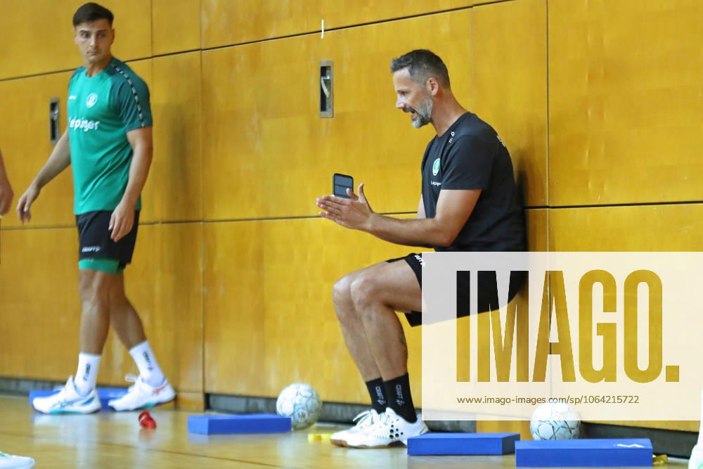 HBL1 training kick-off of SC DHfK Leipzig, 17 07 25 Athletics coach Hagen Pietrek SC DHfK Leipzig explains the exercise, wall sitting handball, DAIKIN HBL, season 2025 2026, training kick-off of SC DHfK Leipzig on 17 07 25 in the Quarterback Immobilien Arena Leipzig Kleine Arena
