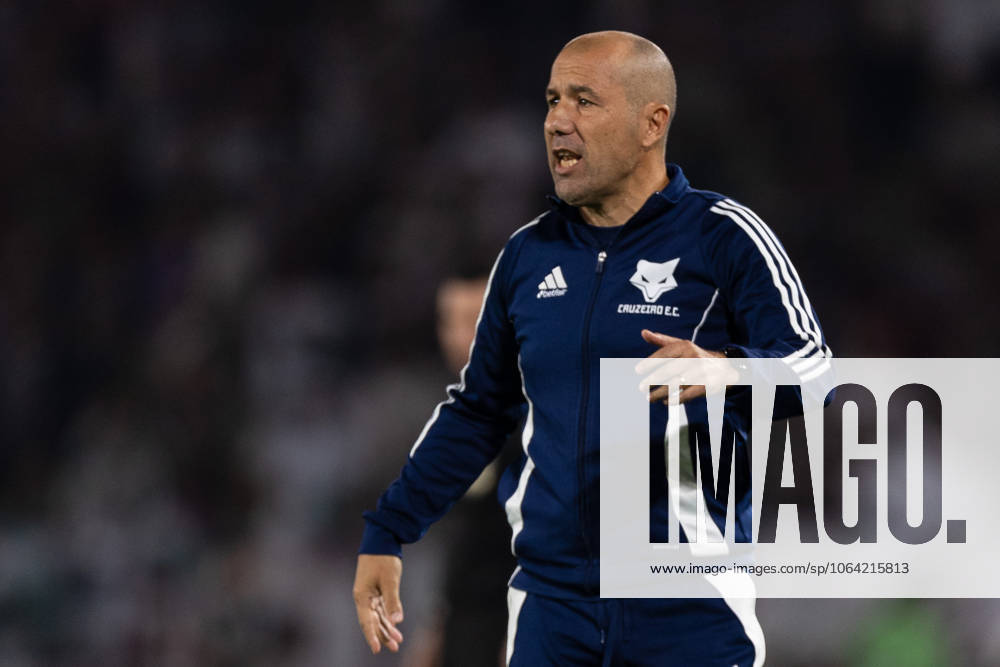 Rio de Janeiro, Rio de Janeiro, BRA: RIO DE JANEIRO, BRAZIL - JULY 17: LEONARDO JARDIM, Head Coach of Cruzeiro, gestures during the match between Fluminense and Cruzeiro as part of Brasileirao 2025 at Maracana Stadium on July 17, 2025 in Rio de Janeiro, Brazil. Rio de Janeiro BRA - ZUMAc227 20250717_zsp_c227_007
