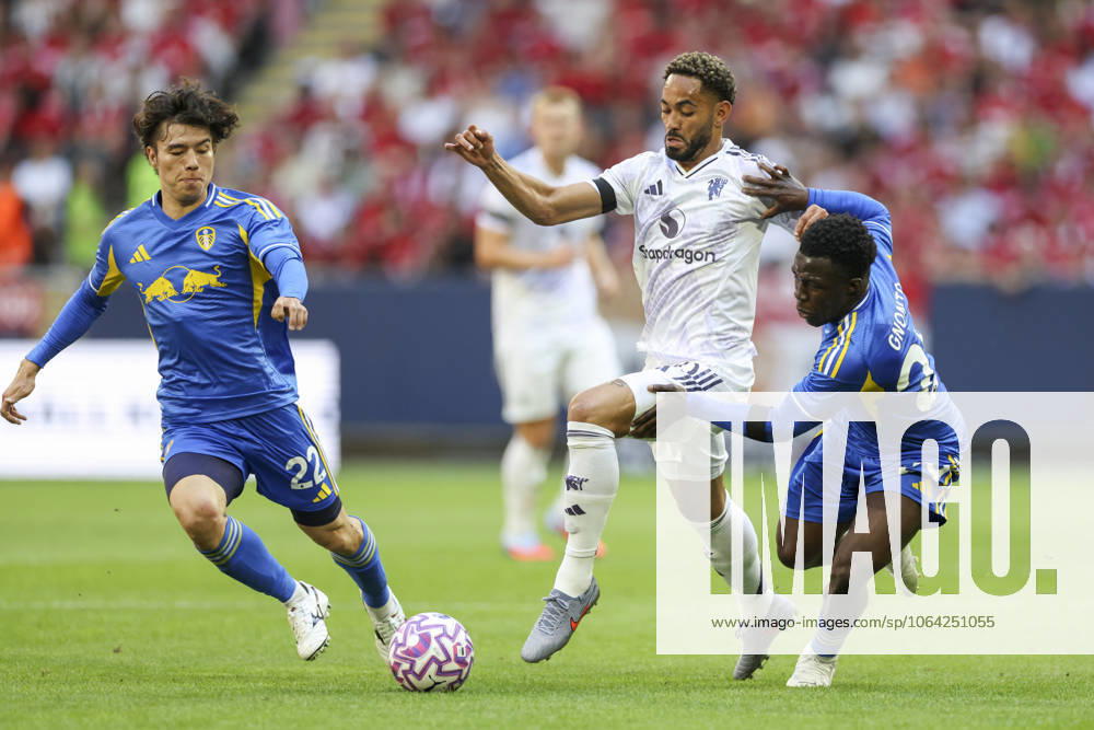 Manchester United, ManU FC v Leeds United FC, Pre-Season Friendly, Stockholm Manchester United forward Matheus Cunha (10) battles with Leeds United forward Wilfried Gnonto during the Manchester United FC v Leeds United FC Pre-Season Friendly match at the Strawberry Arena, Stockholm, Sweden on 19 July 2025 Credit: Phil Duncan Every Second Media Editorial use only. All images are copyright Every Second Media Limited. No images may be reproduced without prior permission.
