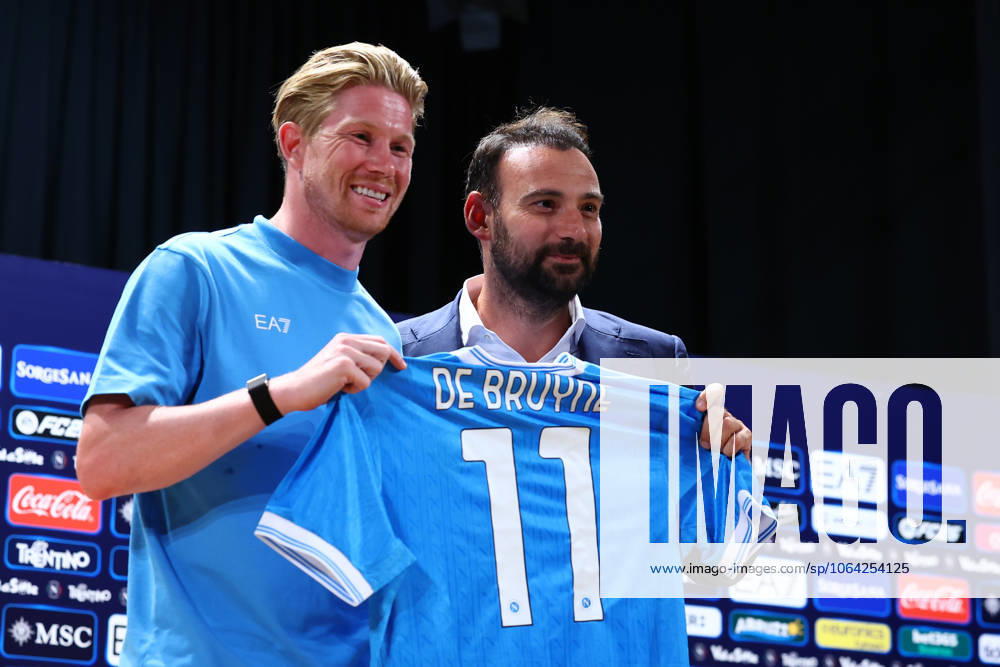 SSC Napoli Training Camp: Kevin De Bruyne press conference, PK, Pressekonferenz Napoli s Kevin De Burney attends a press conference during day 3 of the preseason training camp of SSC Napoli in Dimaro Folgarida, Trento, Italy, on July 19, 2025. Napoli s Kevin De Burney shows a Napoli shirt with Giovanni Manna, the director of Napoli, during day 3 of the preseason training camp of SSC Napoli in Dimaro Folgarida, Trento, Italy, on July 19, 2025. Dimaro folgarida Trentino Italy