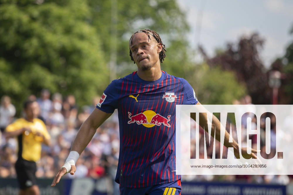 GER, Meuselwitz, Fußball, Testspiel, ZFC Meuselwitz vs RB Leipzig im Bild v l Xavi Simons RB Leipzig 10 , motivates fans to cheer after scoring a goal 19 07 2025, Bluechip Arena Meuselwitz DFL DFB REGULATIONS PROHIBIT ANY USE OF PHOTOGRAPHS AS IMAGE SEQUENCES AND OR QUASI VIDEO,