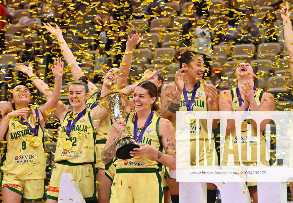 (250720) -- SHENZHEN, July 20, 2025 -- Team Australia celebrate during the awarding ceremony for the final between Australia and Japan at the FIBA Women s Asia Cup 2025 in Shenzhen, south China s Guangdong Province, July 20, 2025. ) (SP)CHINA-SHENZHEN-BASKETBALL-FIBA WOMEN S ASIA CUP-FINAL-AUS VS JPN (CN) XiaoxEnnan