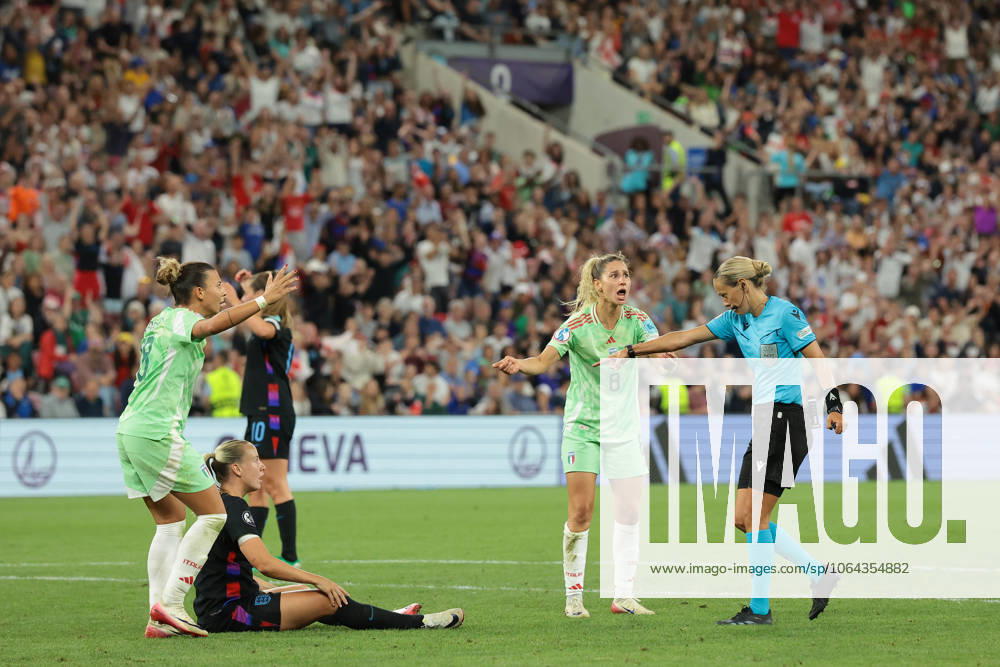Geneva, Switzerland, 22nd July 2025. Beth Mead of England looks on as Arianna Caruso and Emma Severini of Italy react to the Referee Ivana Martincic of Croatias decision to award an extra time penalty during the England Women vs Italy Women UEFA Women s Euro semi final match at Stade De Geneve, Geneva. Picture credit should read: Jonathan Moscrop Sportimage . SPI_054_JM_ENG_ITA_FEMM SPI-4027-0054