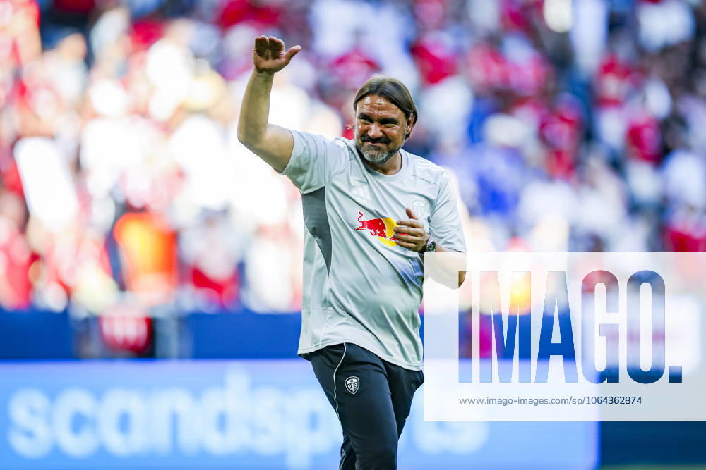 Manchester United, ManU FC v Leeds United FC, Pre-Season Friendly, Stockholm Daniel Farke applauds the fans after the Manchester United FC v Leeds United FC Pre-Season Friendly match at the Strawberry Arena, Stockholm, Sweden on 19 July 2025 Credit: Phil Duncan Every Second Media Editorial use only. All images are copyright Every Second Media Limited. No images may be reproduced without prior permission.