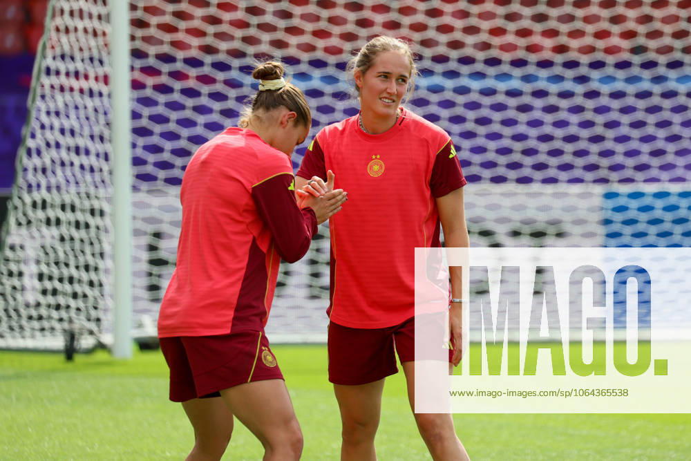 Zurich, Switzerland 22 July 2025 DFB womens national team Euro 2025 final training In the picture from left Carlotta Wamser Germany and Sydney Lohmann Germany at the final training before the semi-final match against Spain in Zurich Letzigrund stadium
