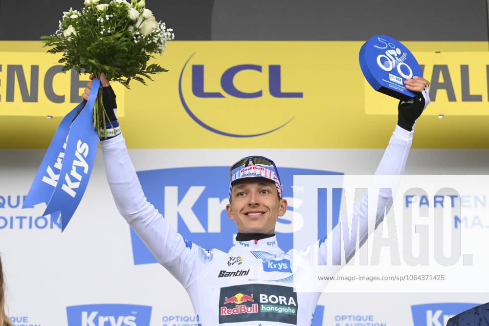 Tour de France 2025 Stage 17 VALENCE, FRANCE - JULY 23 : Lipowitz Florian (GER) of Red Bull - BORA - Hansgrohe pictured with the white jersey during the podium ceremony of stage 17 of the 112th edition of Tour de France an UCI World Tour 2.UWT cycling road race stage for Men Elite of 161 km with start in Bollene and finish in Valence on July 23, 2025 in Valence, France, 23 07 2025 ( Motordriver Kenny Verfaillie - Valence France