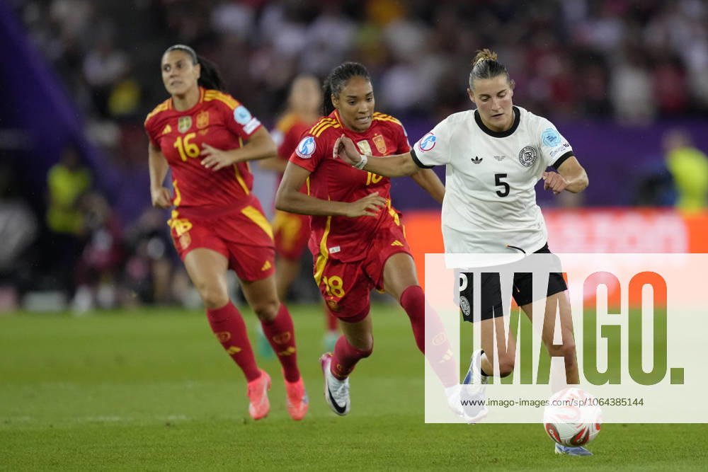Germany v Spain - UEFA Women s EURO 2025 Semi-Final Carlotta Wamser forward of Germany and Eintracht Frankfurt Fußball AG and Salma Paralluelo forward of Spain and FC Barcelona, Barca compete for the ball during the UEFA Womens EURO 2025 Semi-Final match between Germany and Spain at Stadion Letzigrund on July 23, 2025 in Zurich, Switzerland. Zurich Switzerland