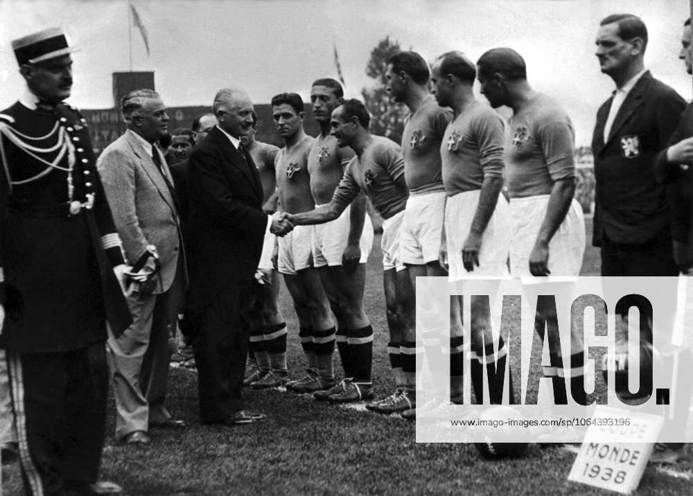Football World Cup in Italy Final Italy Hungary 4 2 3 1 Italy is again World Champion u B Z the Italian Union boss General Vaccaro Heller Suit , France Staatspraesident Lebrun darker Suit The Italian Players before below v l Alfredo Foni, Pietro Rava, Amedeo Biavati, Silvio Piola, Giovanni Ferrari and Giuseppe Meazza between Vaccaro and Lebrun is yet Michele Andreolo to recognize right Stand Linesman Gustav Krist TCH and only half to see Referees Georges Capdeville FRA 19 06 1938 in Paris Stadium Colombes France