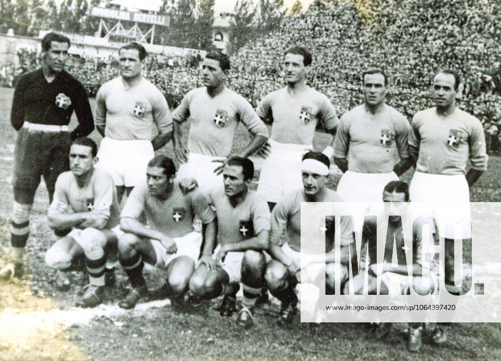 Football World Cup in Italy Final Italy Czechoslovakia 2 1 n v The Team from Italy before the Game u B Z above v l Combi, Monti, Ferraris IV, Allemandi, Guaita, Ferrari below v l Schiavio, Meazza, Monzeglio, Bertolini and Orsi 10 06 1934 in Rome National Stadium PNF Italy