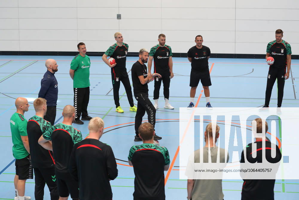Handball, Daikin HBL, SC Magdeburg Training kick-off 2025 26 v l Bennet Wiegert Magdeburg, Coach speaks to the Magdeburg team