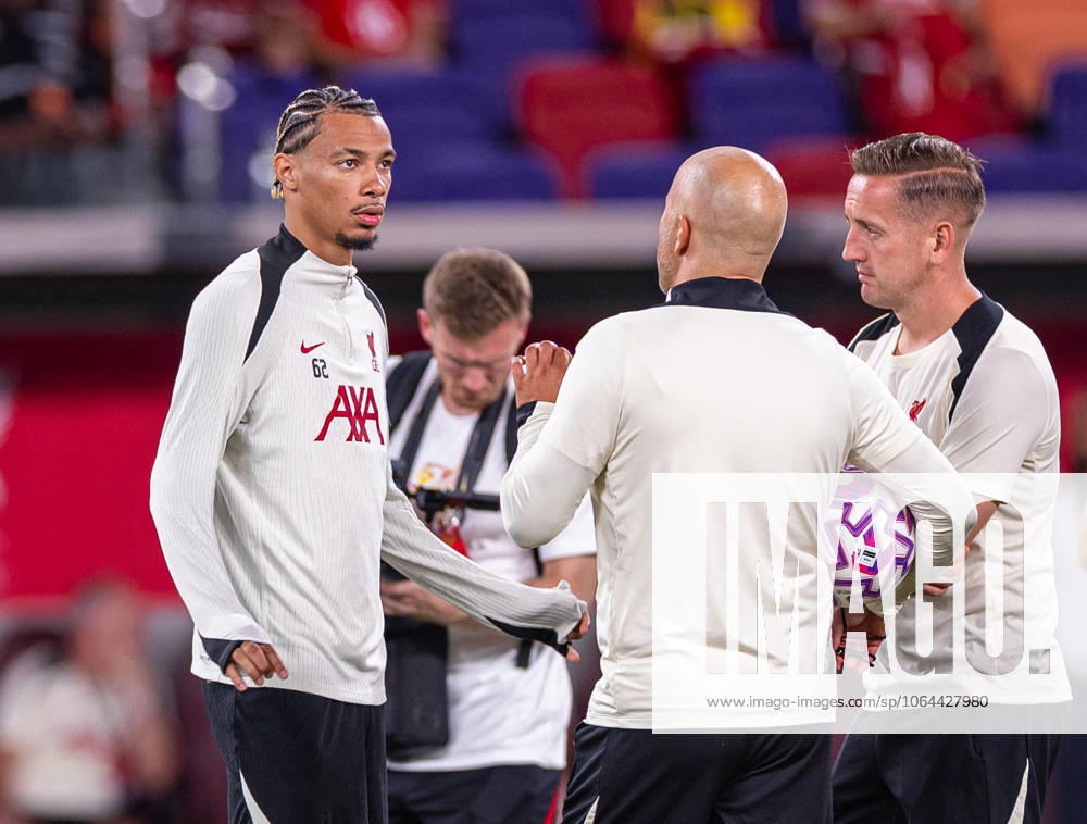 Football - Pre-Season - Liverpool FC Training HONG KONG - Thursday, July 24, 2025: Liverpool s new signing Hugo Ekitike (L) chats with head coach Arne Slot during a training session at the Kai Tak Stadium in Hong Kong ahead of the Hong Kong Football Festival 2025 pre-season tournament, on Day Four of the club s Asia Tour. (Photo by David Rawcliffe Propaganda) HONG KONG Kai Tak Stadium HONG KONG CHINA